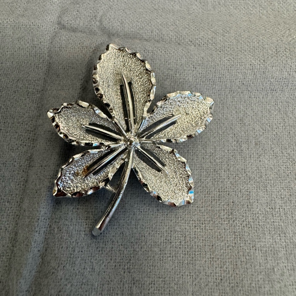 Vintage Sarah Coventry Ivy Leaf Brooch. Silver Tone signed